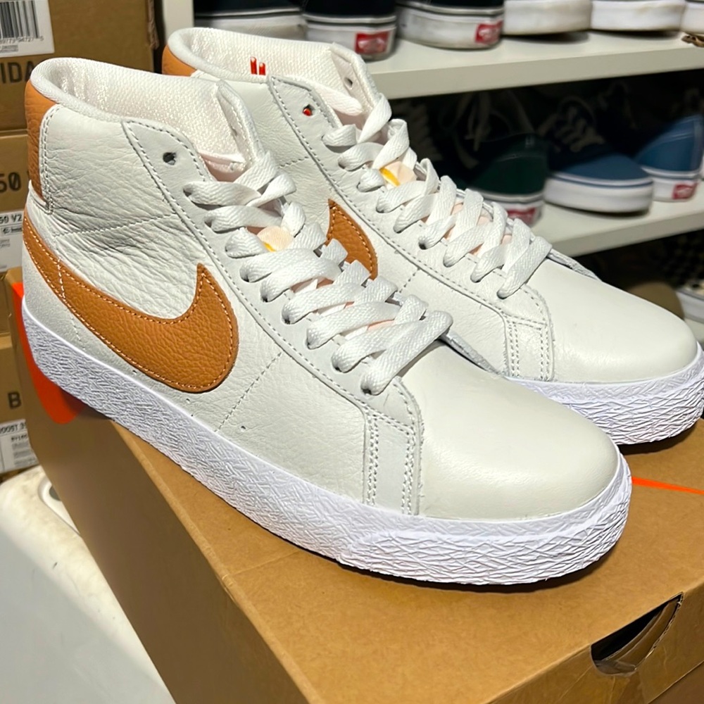 NIKE MID BLAZERS